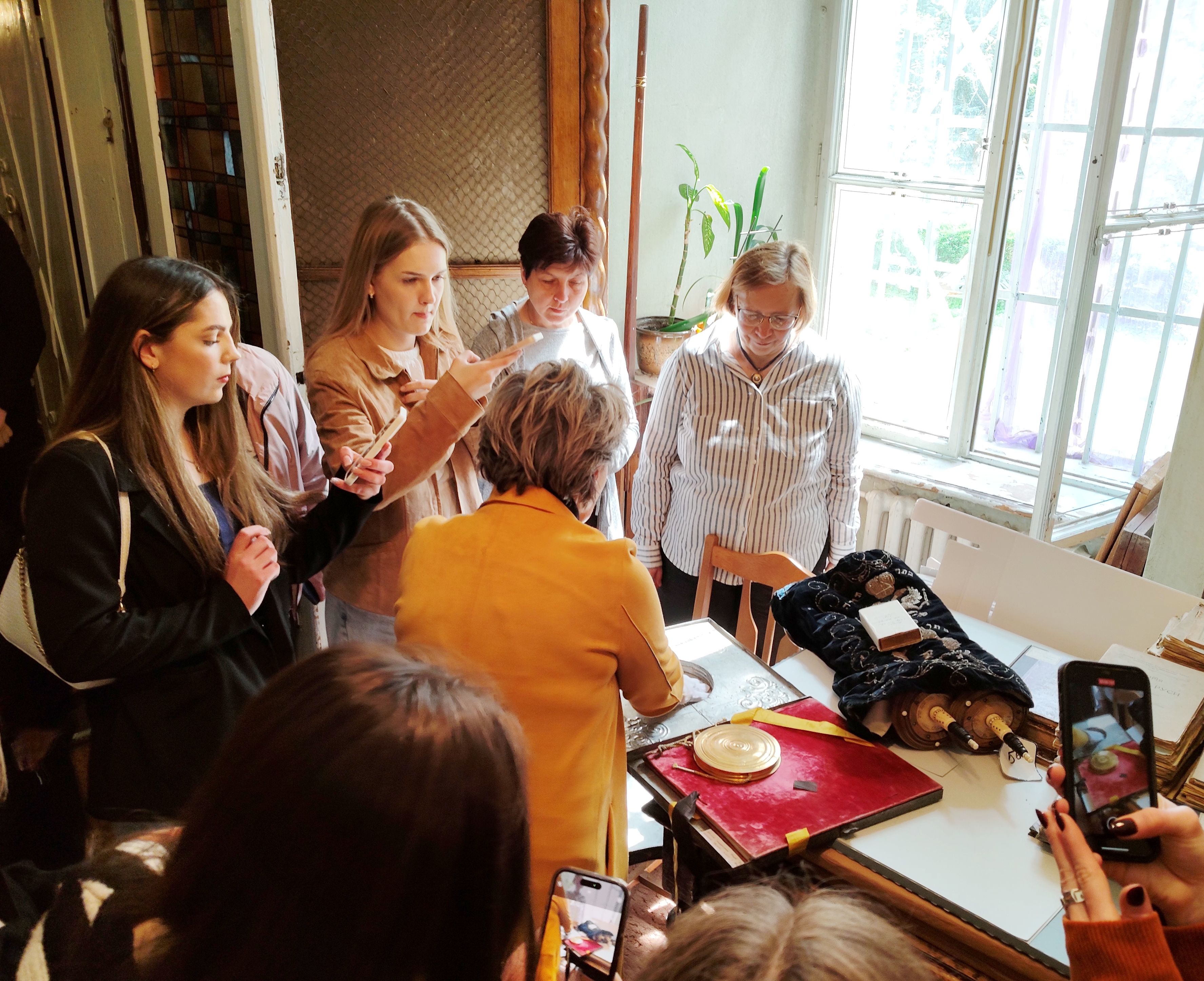 Студенти-журналісти ознайомилися з дипломами періоду Австрійської монархії.jpg